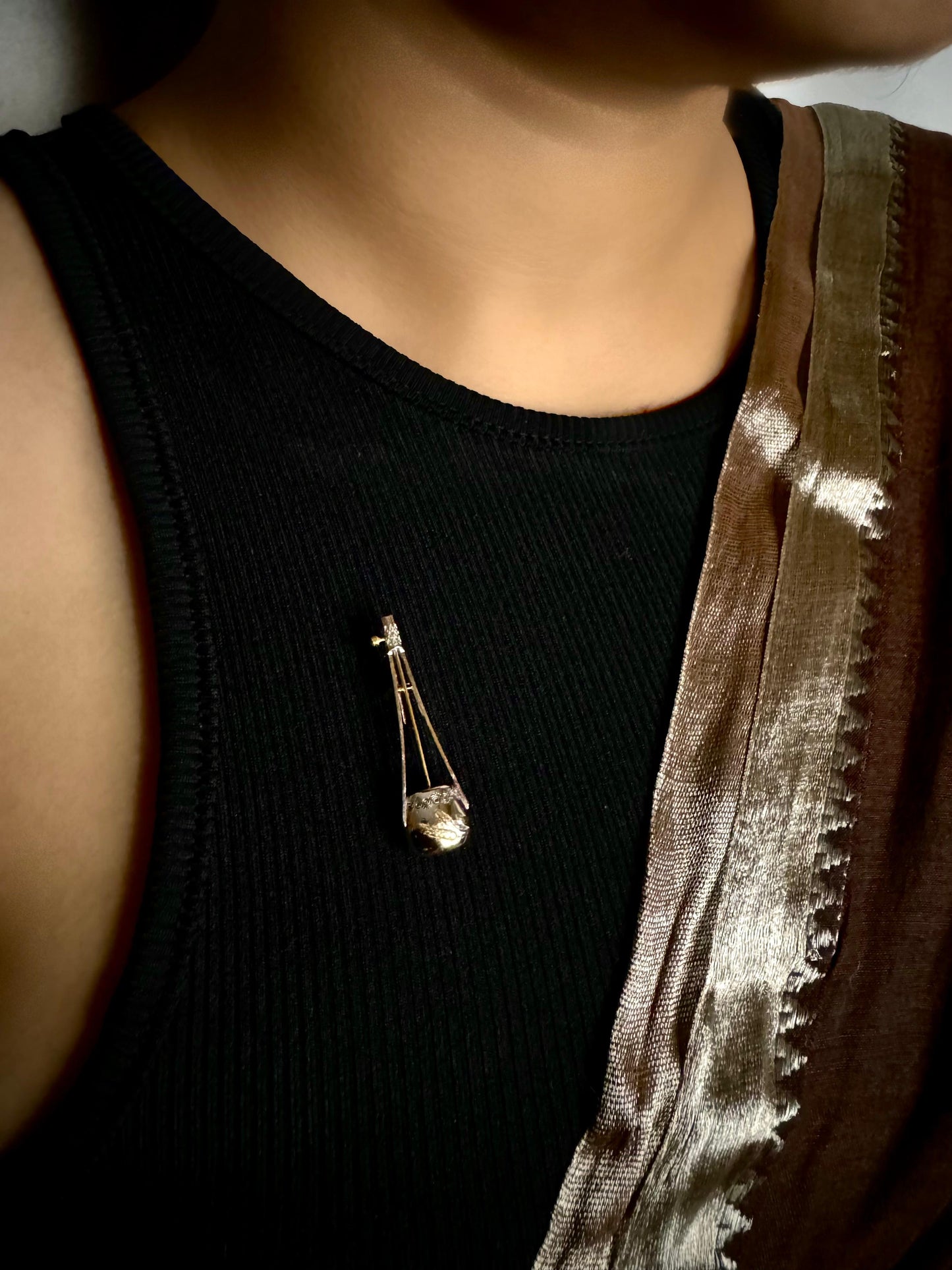 Ektara brooch