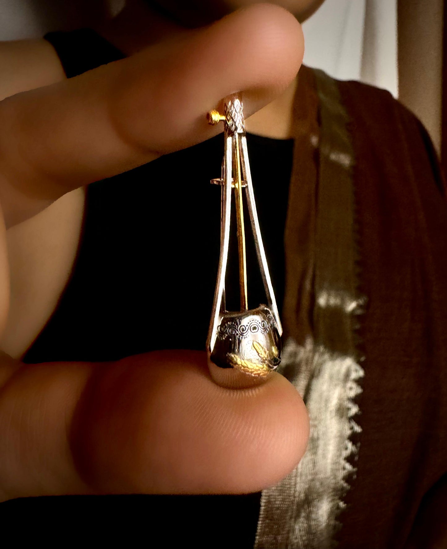 Ektara brooch