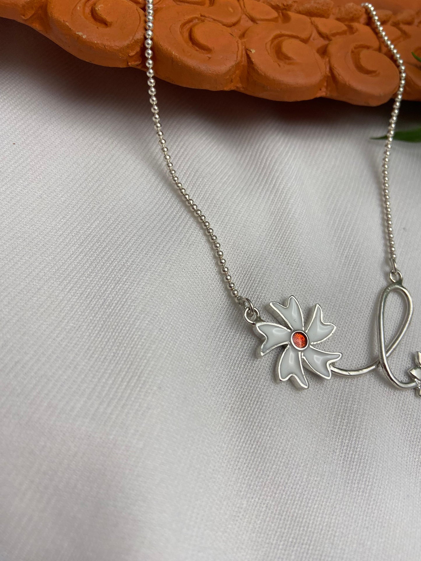 Shiuli loop necklace