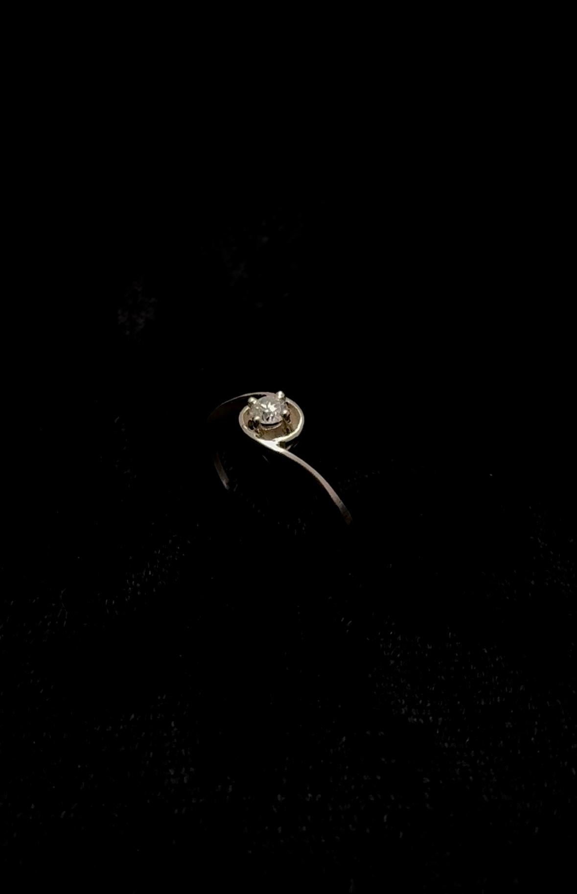 Open-eye sparkling zircon ring