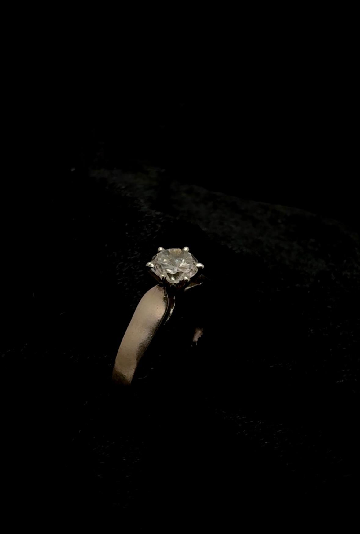 Sleek band solitaire ring