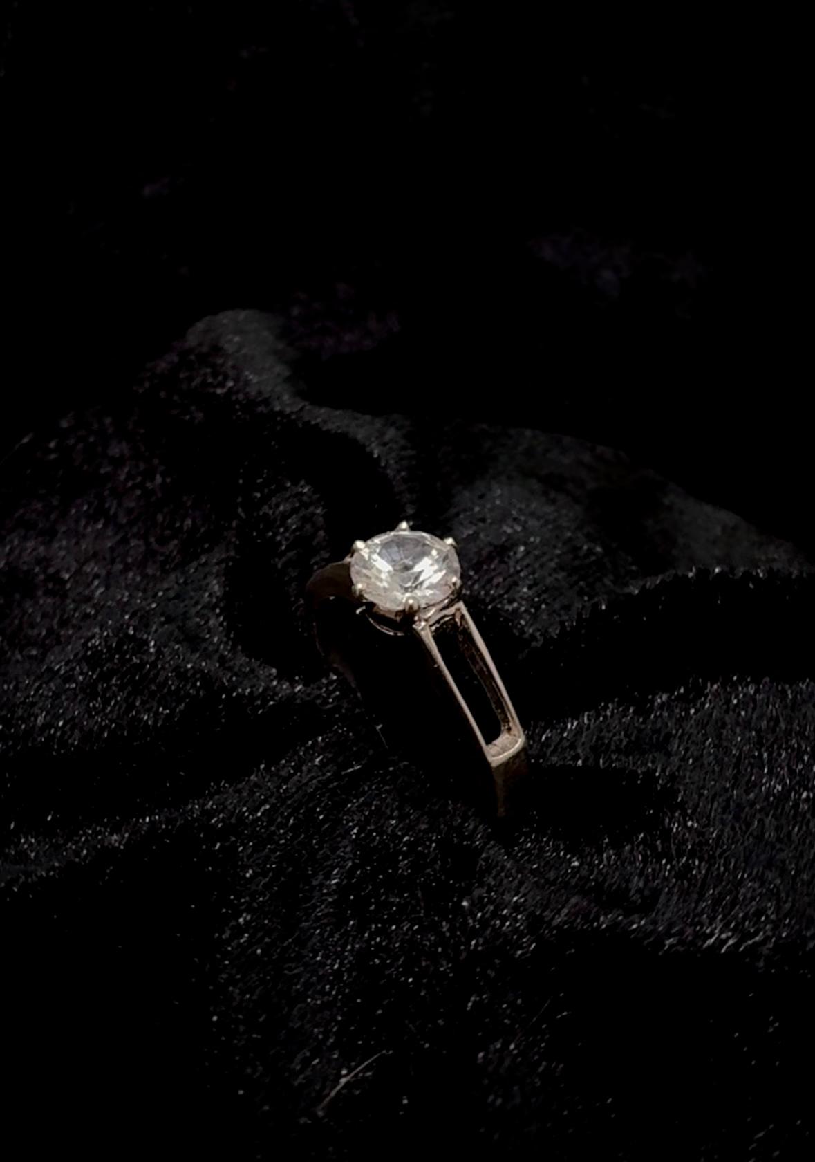 Hollow band solitaire zircon ring