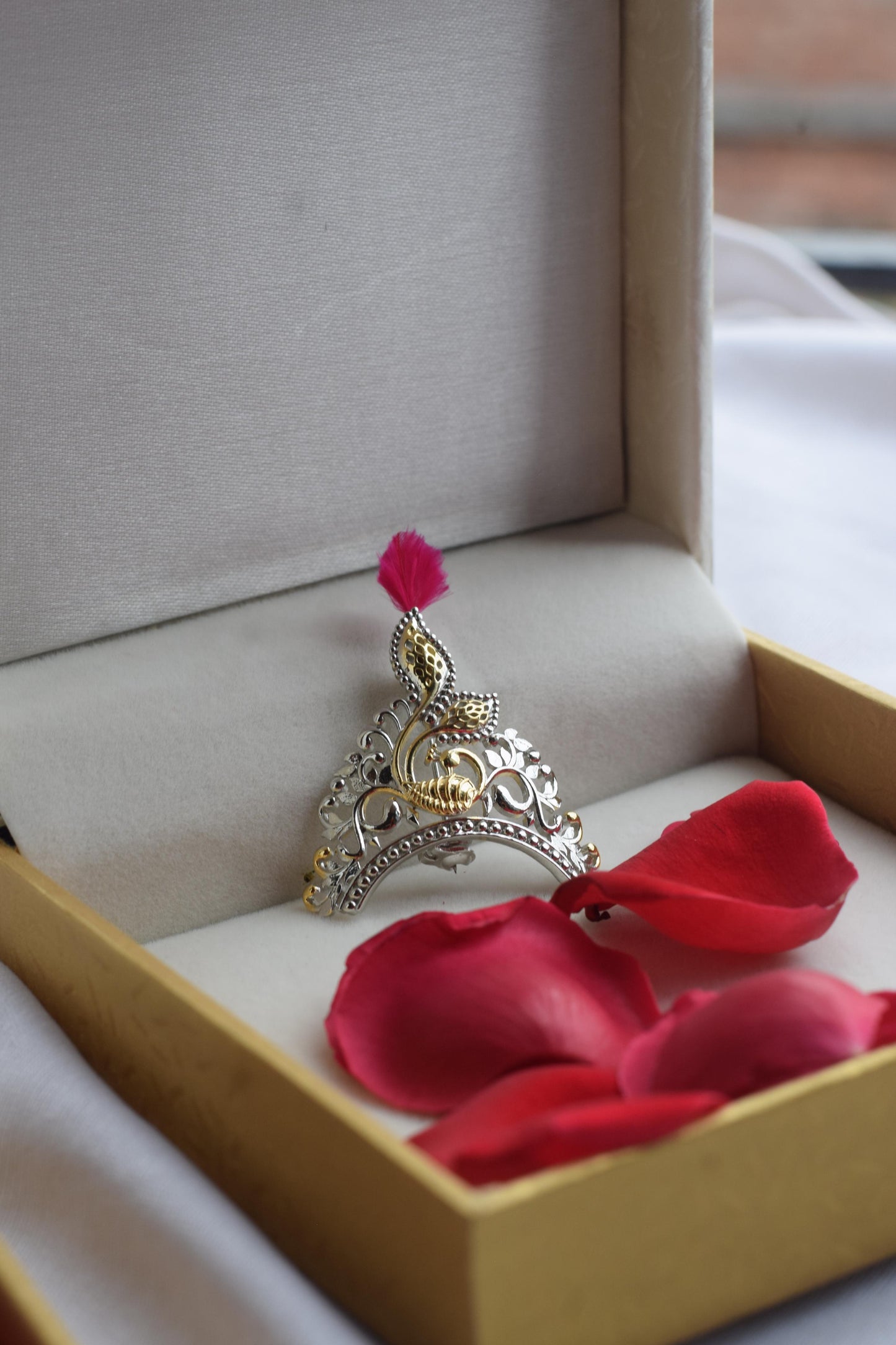 Mukut brooch