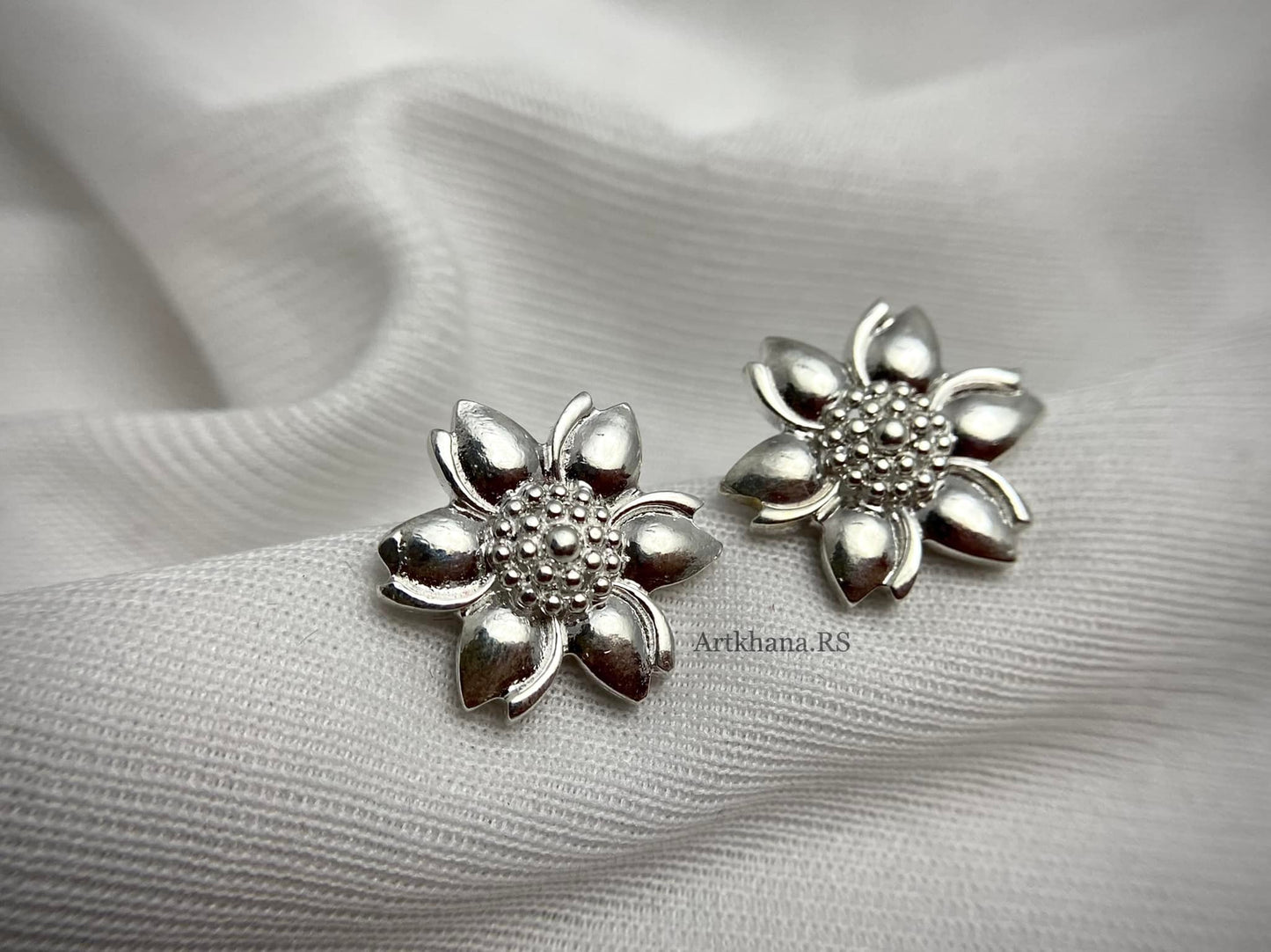 Floral stud earring