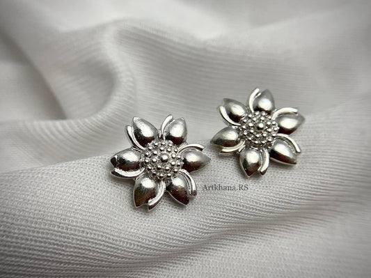 Floral stud earring