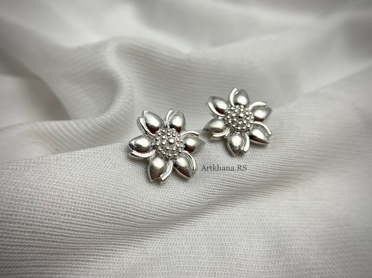Floral stud earring