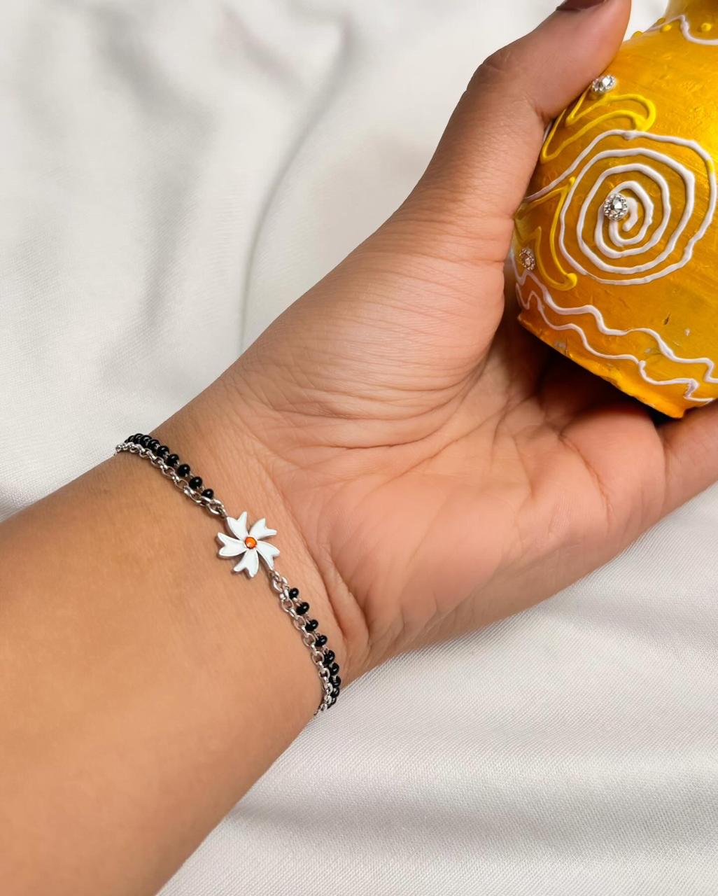 Shiuli wristlet