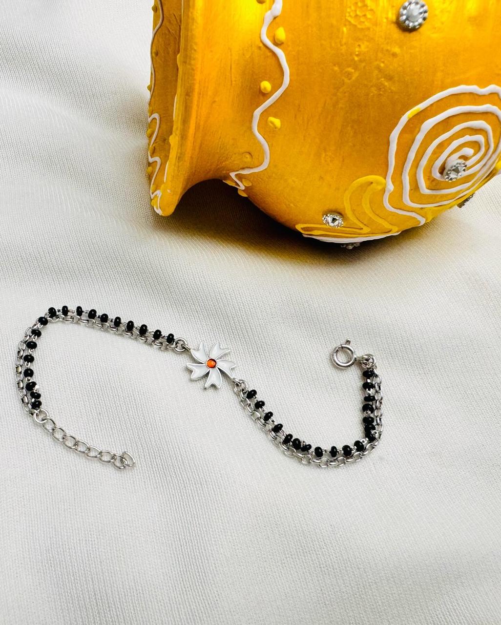 Shiuli wristlet