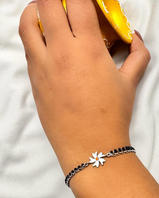 Shiuli wristlet