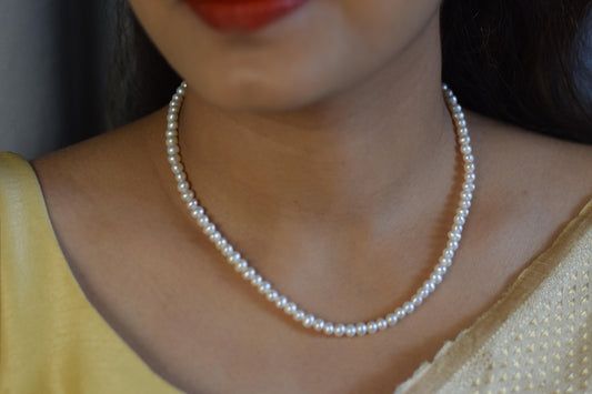 Single line pearl necklace