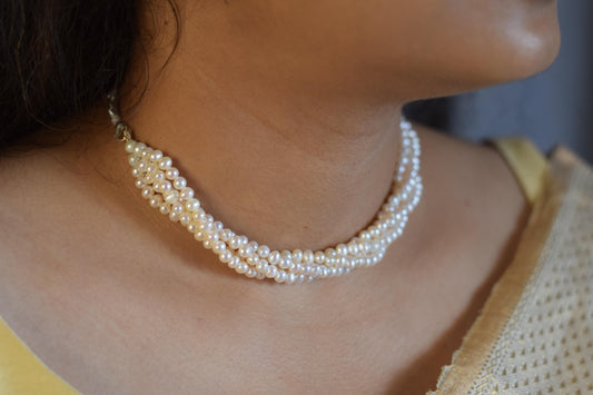 Four line pearl necklace