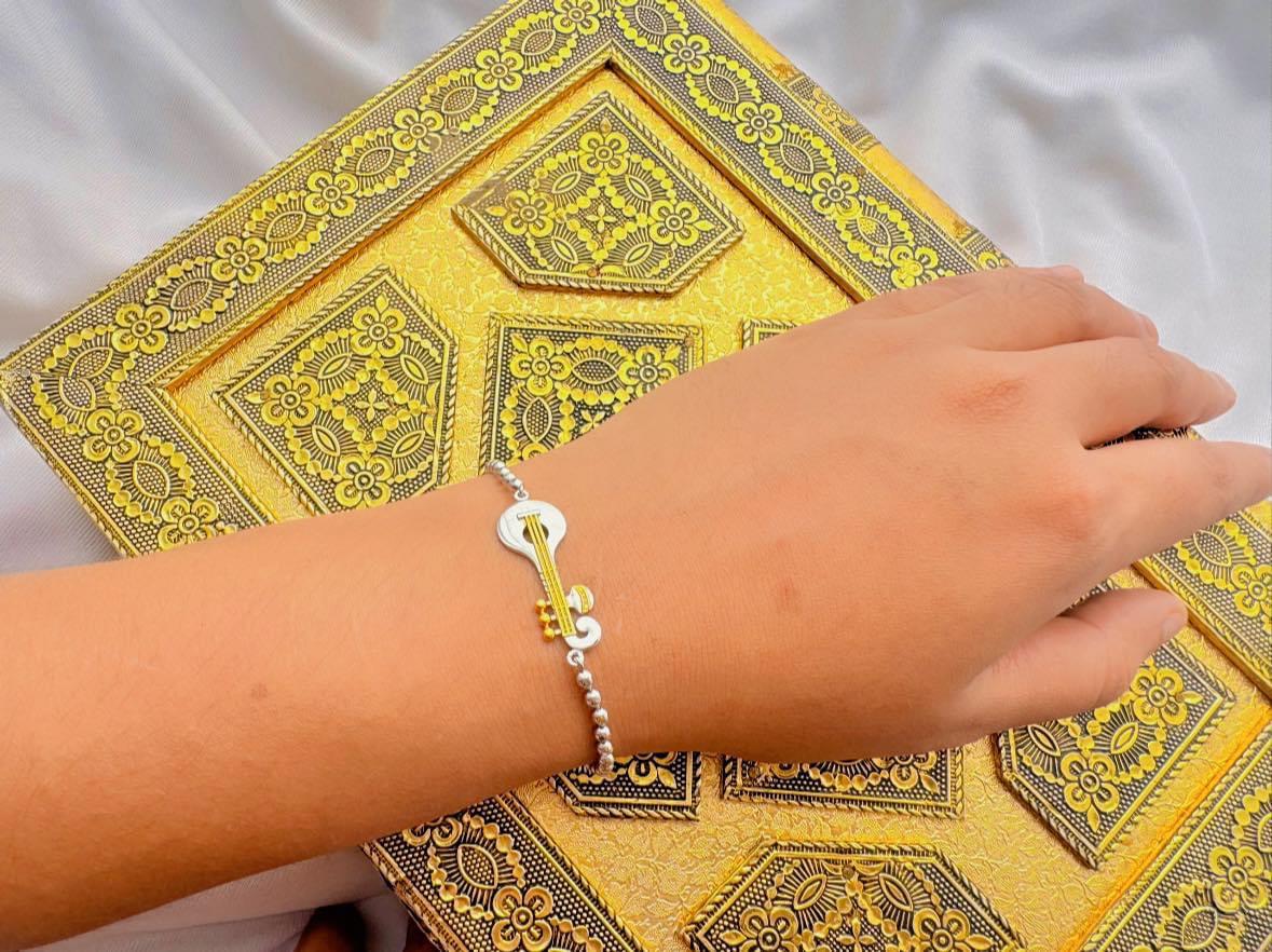 Veena wristlet