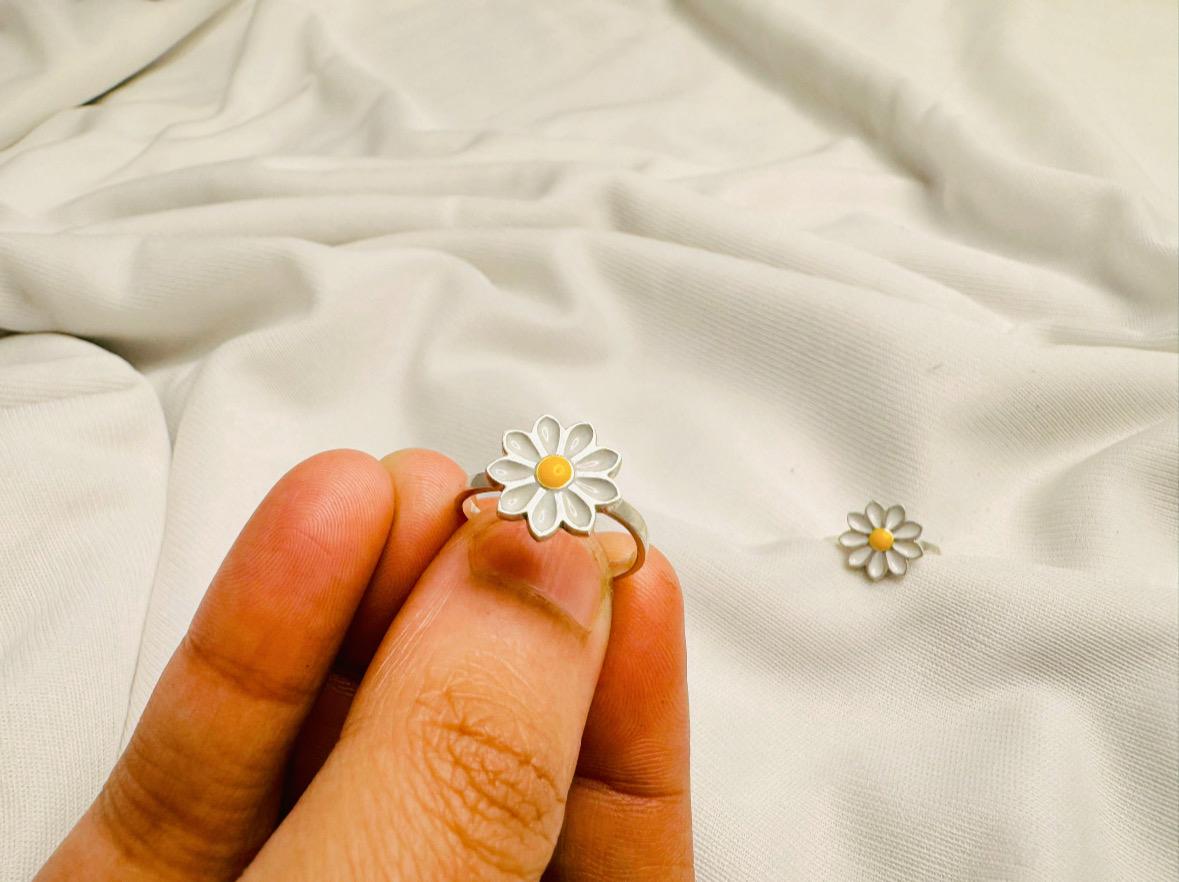 Daisy toe ring