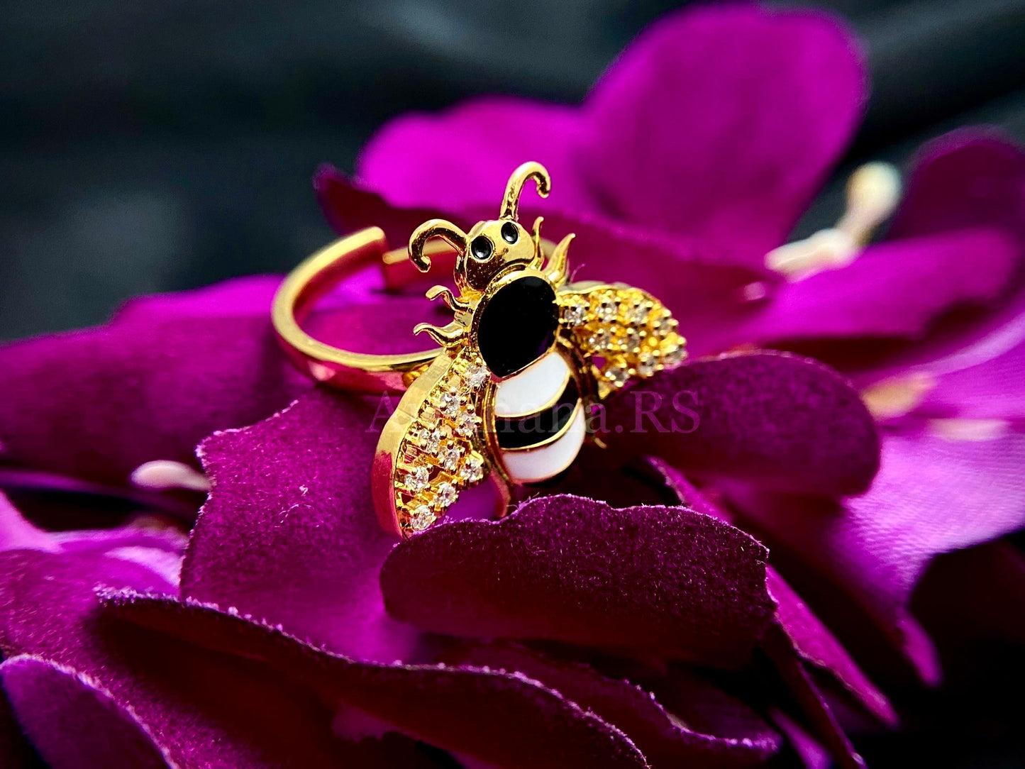 Honey bee ring