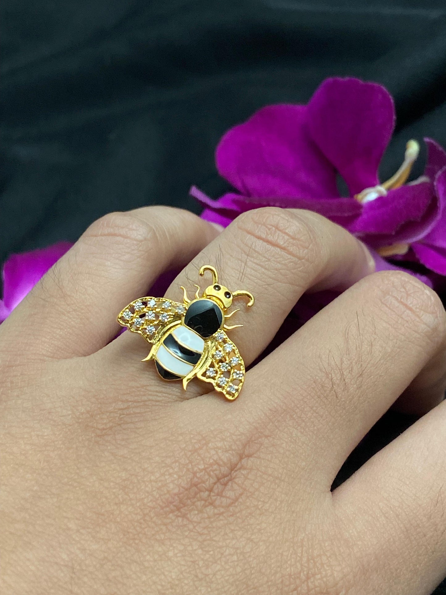 Honey bee ring