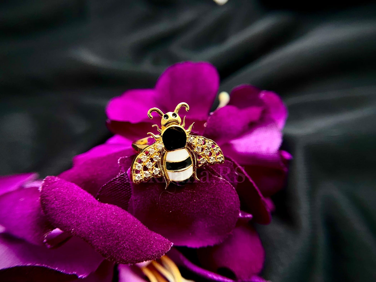 Honey bee ring