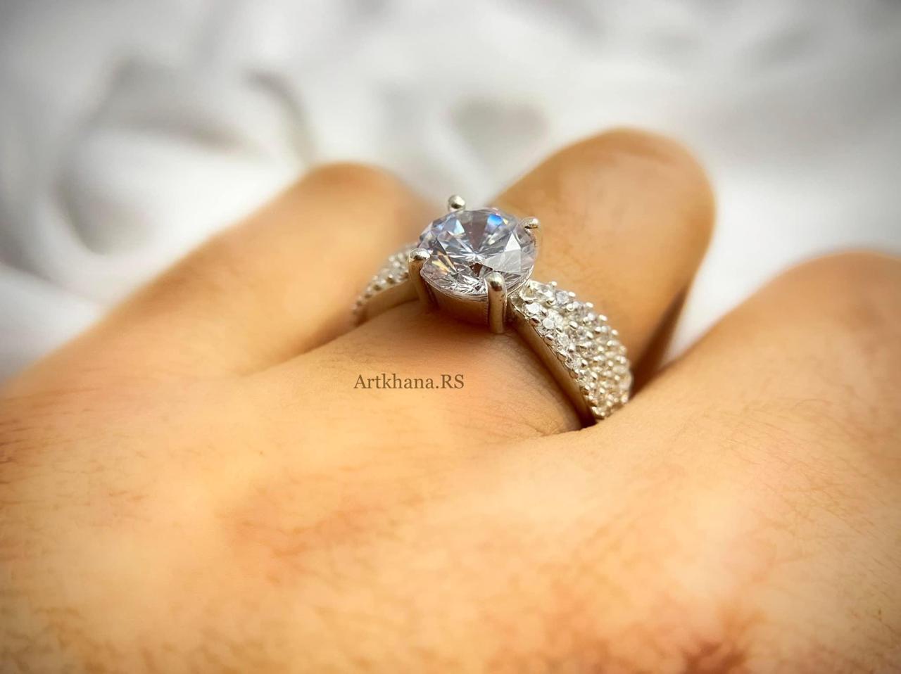 Solitaire ribbon ring