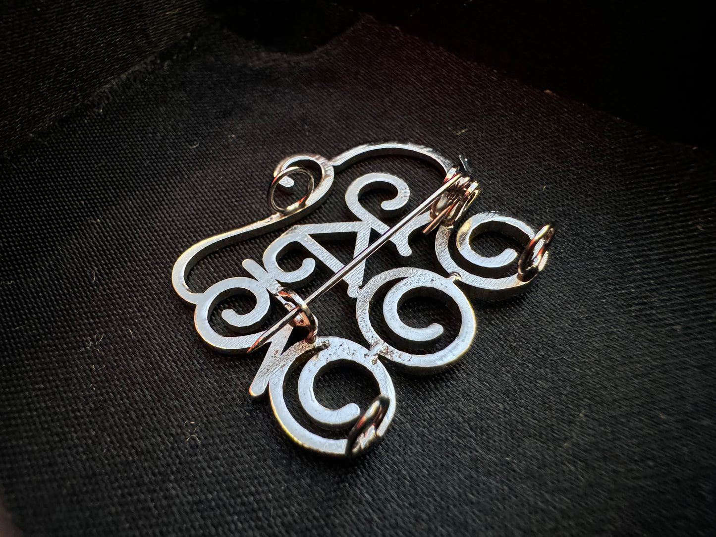 একাই ১০০ - Ekai aksho brooch unisexual