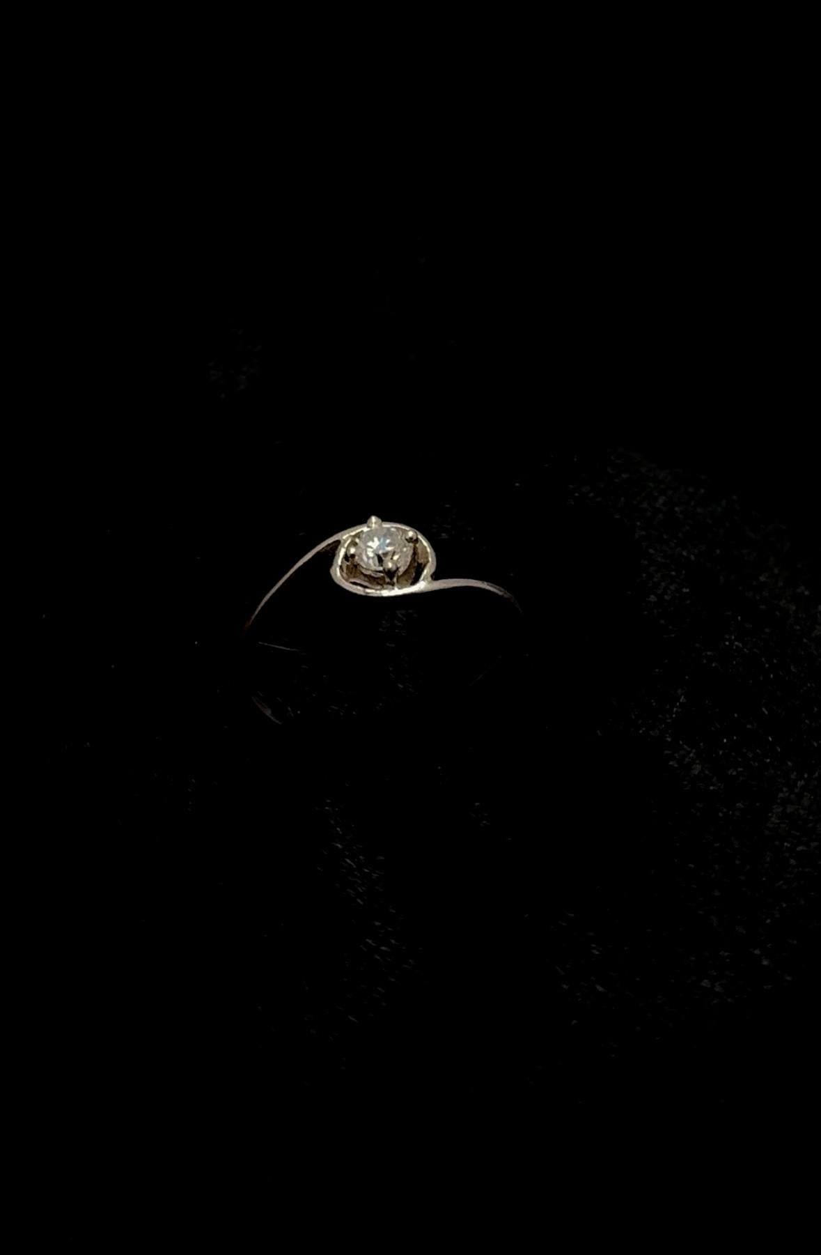 Open-eye sparkling zircon ring
