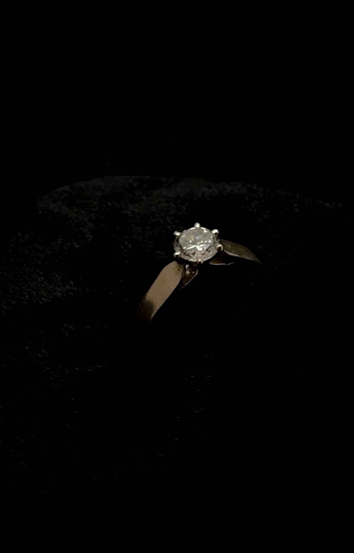Sleek band solitaire ring