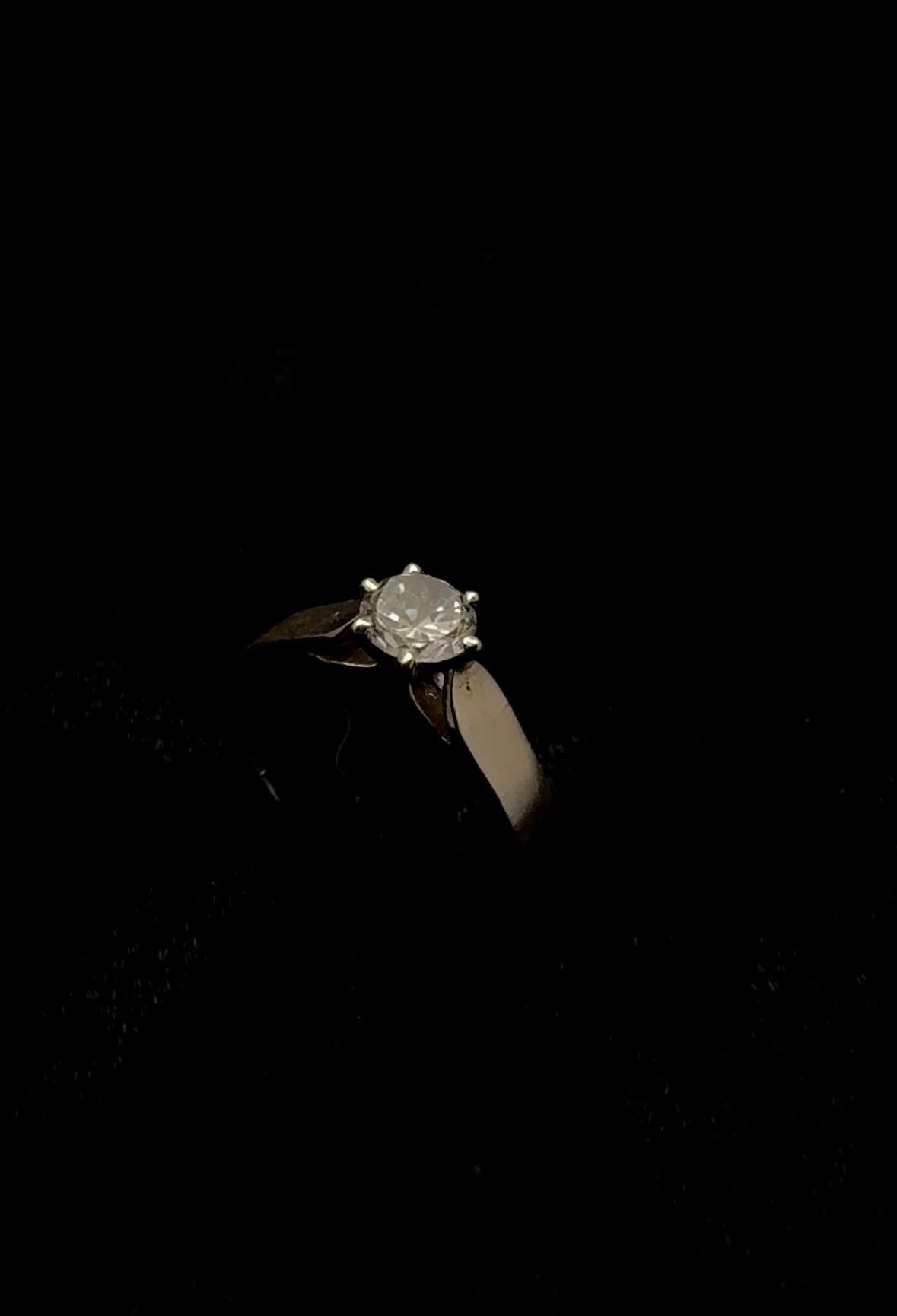 Sleek band solitaire ring