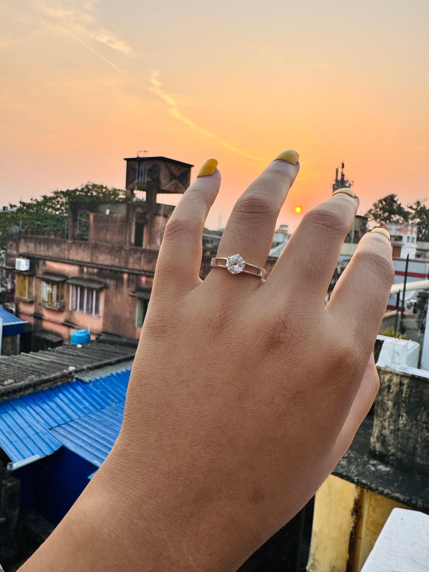 Hollow band solitaire zircon ring