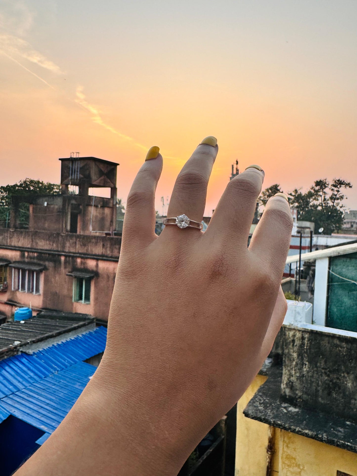 Hollow band solitaire zircon ring